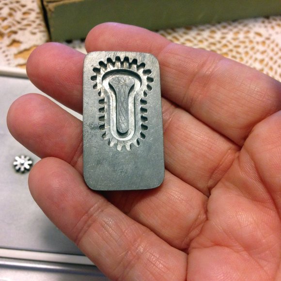 Vintage Buttonholer, Kenmore Model 17501 Sewing Machine plus accessory box - Picture 8 of 16